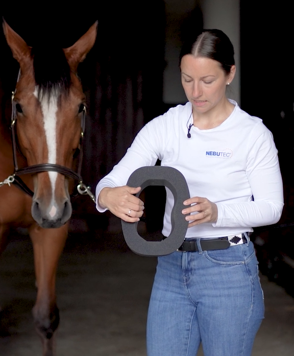 NEBU-TEC Mitarbeiterin zeigt konischen Dichtring