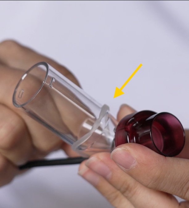 Silikon Deckelfix-Befestigung wird auf Verneblereinheit mit gelbem Pfeil gezeigt