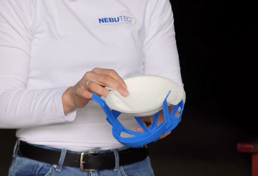 Weiße Filtermembrane wird in blauen Filterkorb gelegt