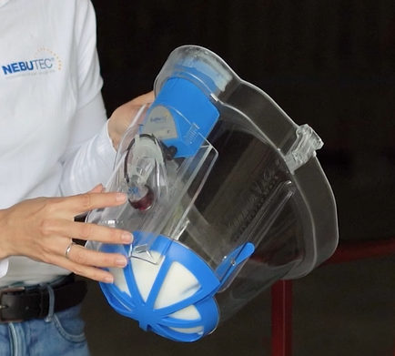 Transparente Abdeckhaube wird auf die zusammengebaute Maske geschoben.