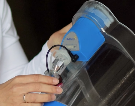 Verneblereinheit ist auf das transparente Gehäuse gesteckt