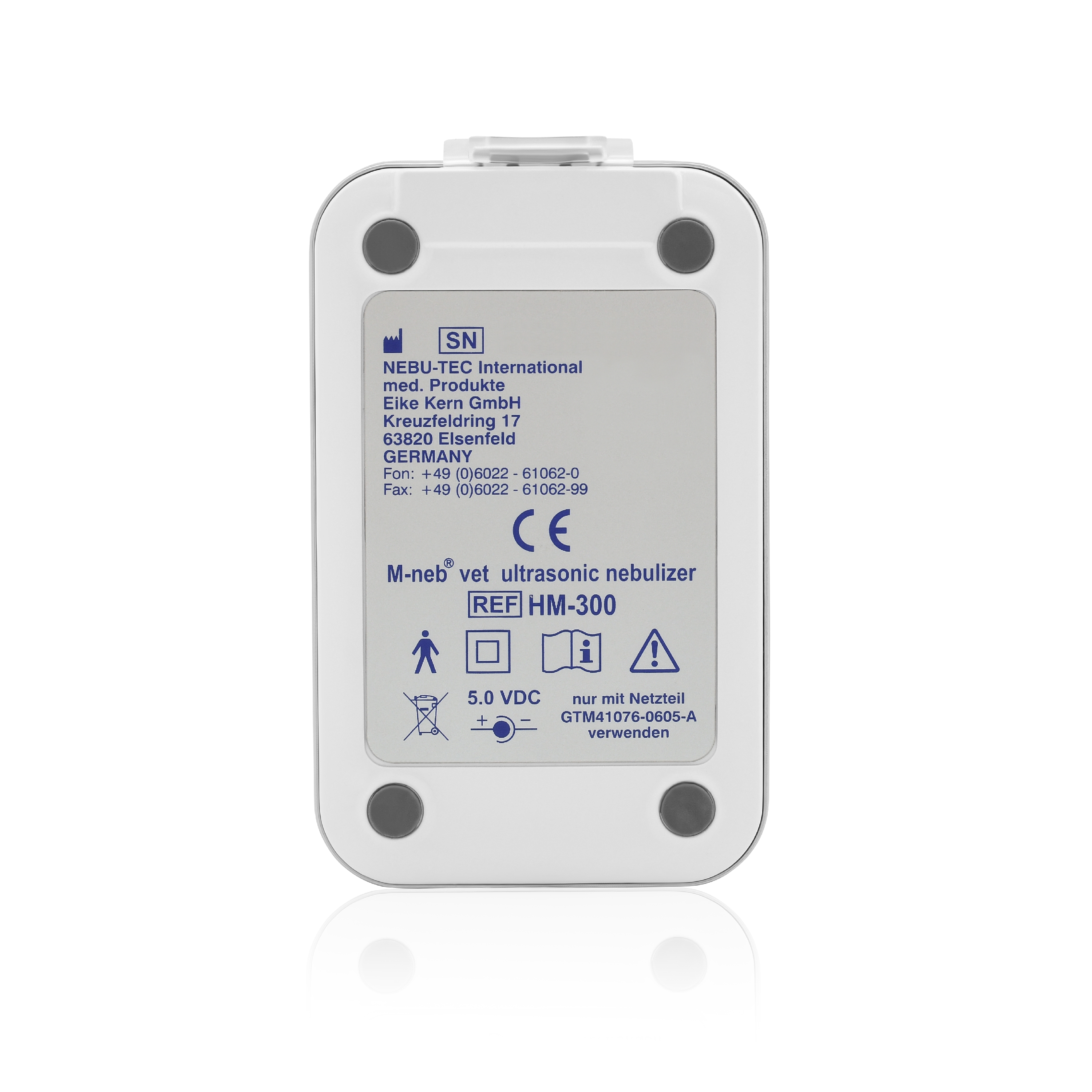 Rückseite der weißen M-neb vet Steuereinheit mit Beschriftung