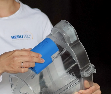 SaHoMa-II Steuereinheit wird von Hand auf das transparente Gehäuse geschoben