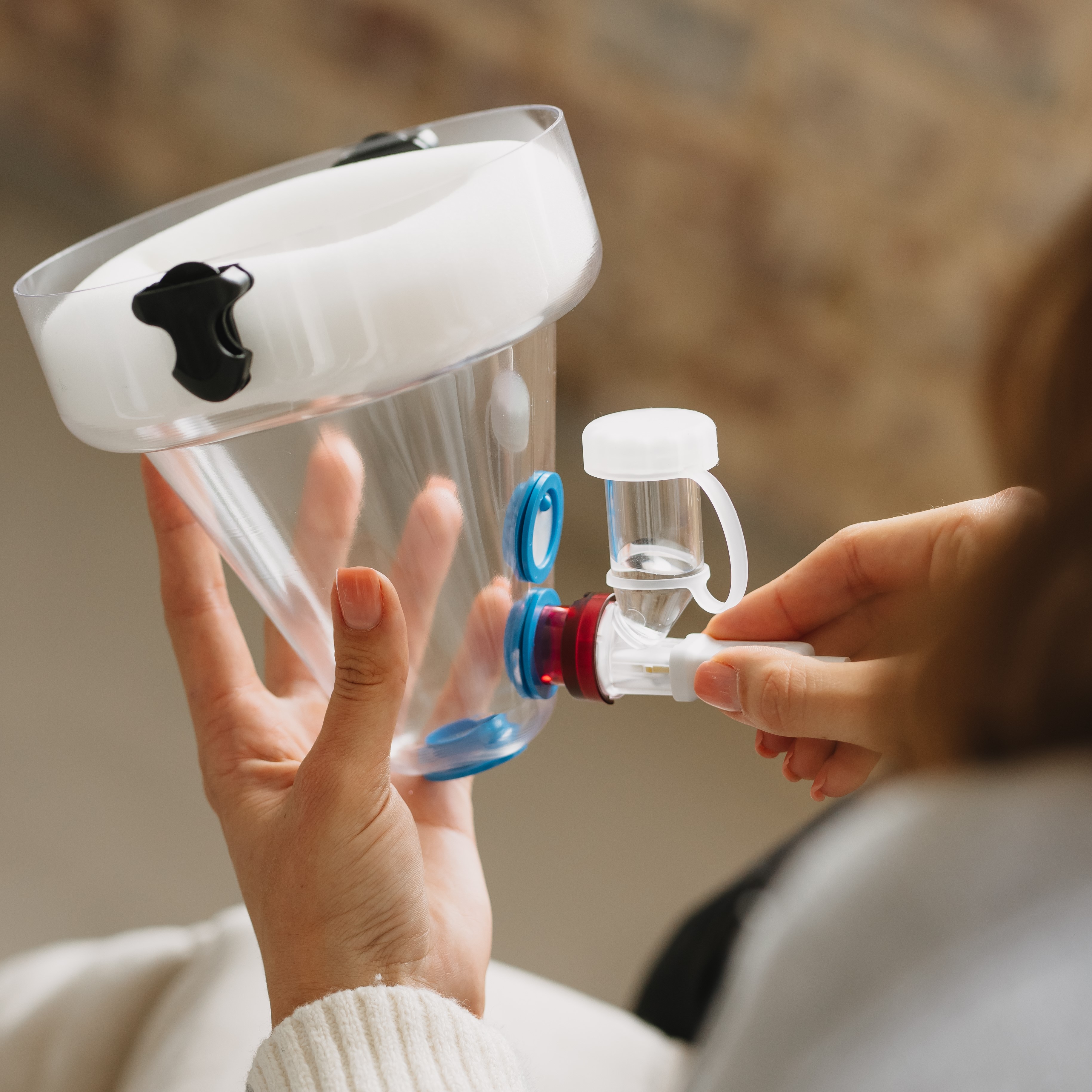 M-neb vet Mesh-Verneblereinheit wird in transparente SaDoMa-II Inhalationsmaske gesteckt