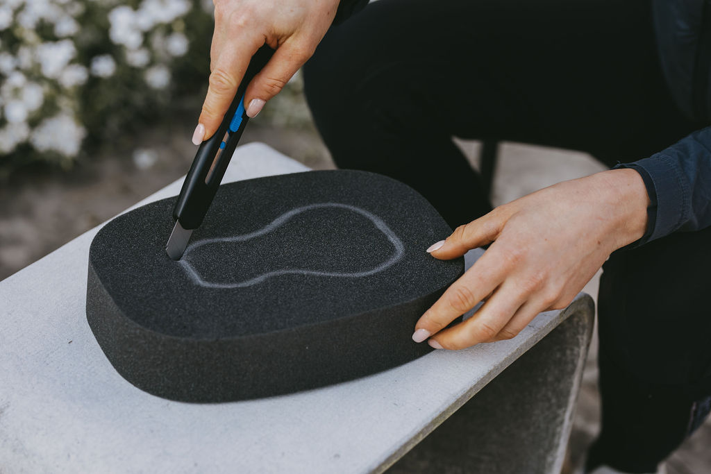 Frauenhände schneiden den SaHoMa-II Dichtring mit einem Cutter-Messer