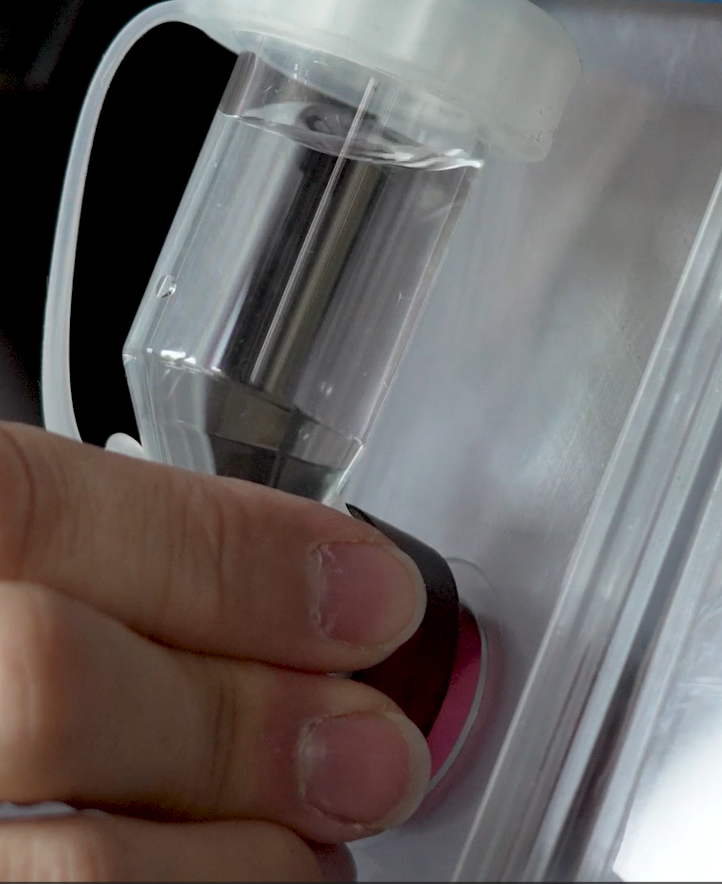 Nahaufnahme Verneblereinheit steckt im Gehäuse