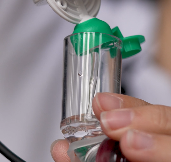 Flüssigkeit wird in transparenten Behälter gefüllt