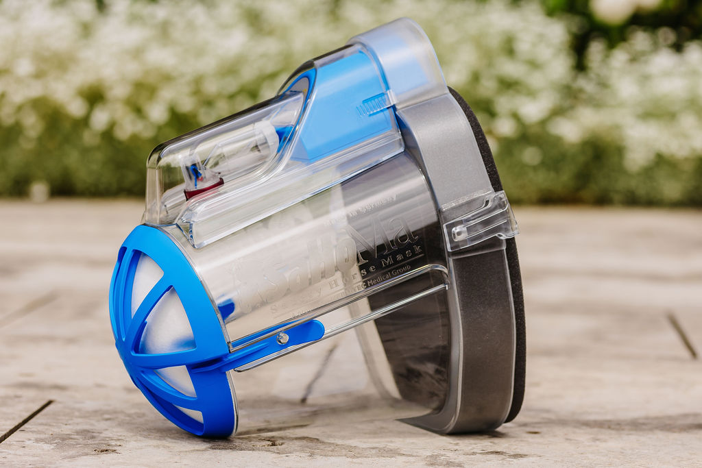 Transparente SaHoMa-II Inhalationsmaske für Pferde mit blauem Filterkorb  auf marmoriertem Boden