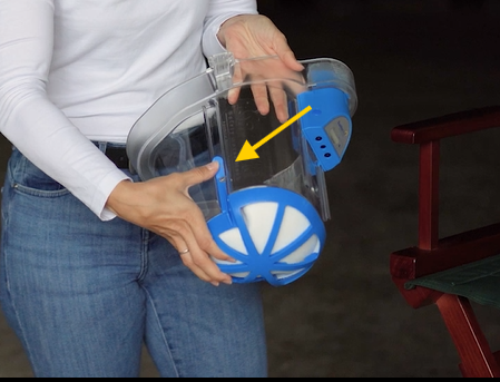 Filterkorb und Memebrane werden unten auf die Maske gesteckt