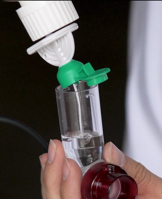 Flüssigkeit wird in transparenten Behälter der Verneblereinheit gefüllt